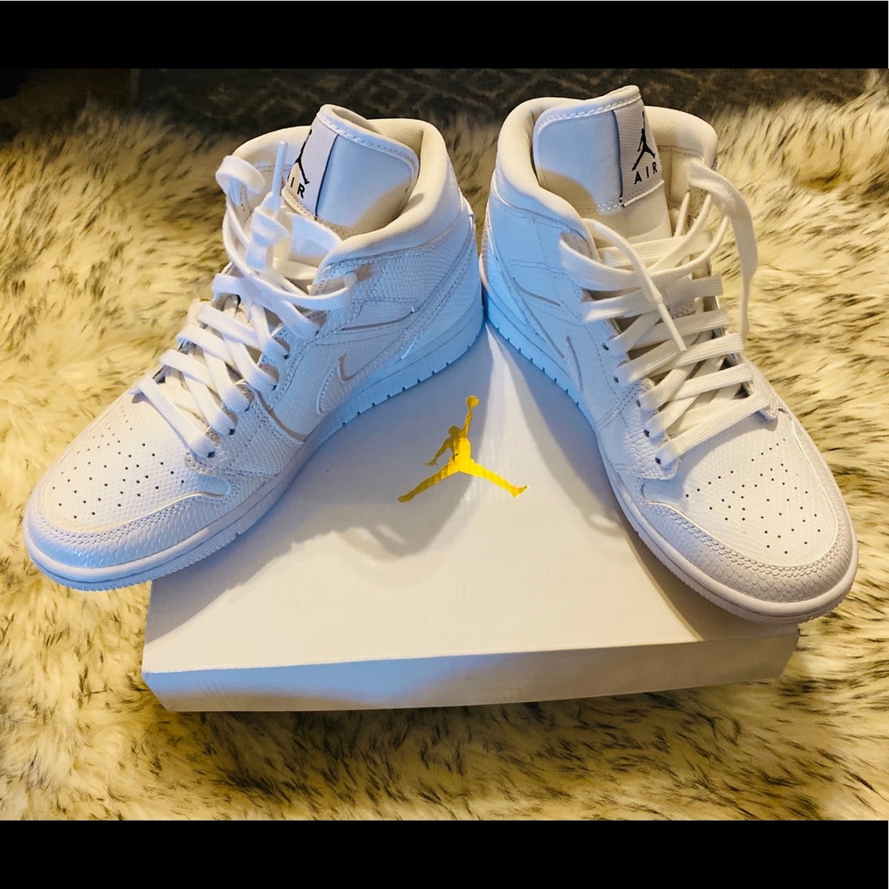 NEW Nike Jordan Air 1 Mid white Snakeskin womens